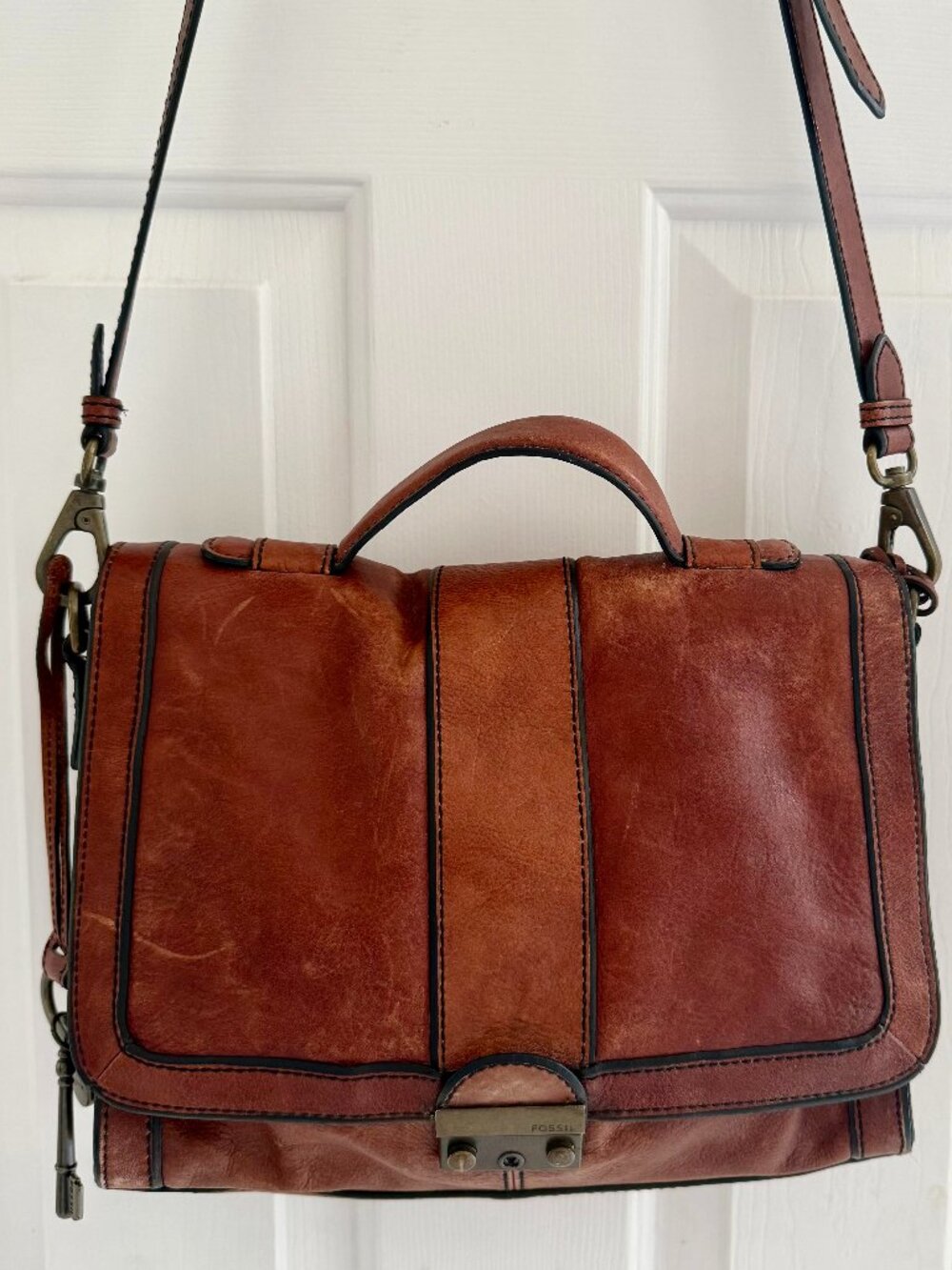 Fossil Vintage Reissue (VRI) Flap Messenger Bag - Distressed Cognac Leather.